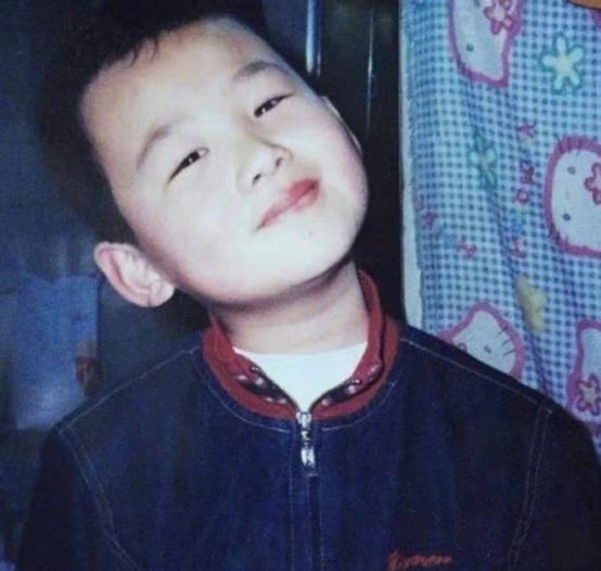 白敬亭童年女装照_如何看待知乎明星的黑料行为,_白敬亭增肌经历